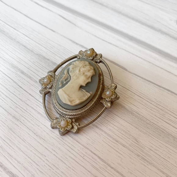 Vintage Jewelry - Vintage cameo brooch